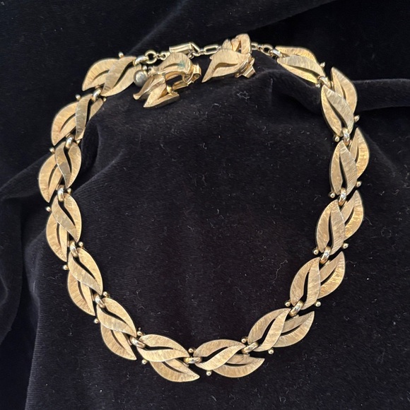 Elegant Trifari Gold Leaf Necklace with matching Earrings